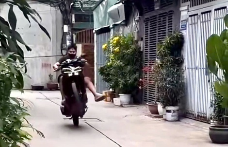 Liên tục đăng clip bốc đầu xe máy quảng cáo cho tiệm sửa xe