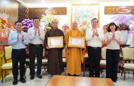 Lãnh đạo TPHCM trao bằng khen cho Thượng tọa Thích Thanh Phong và Thích Tâm Hải
