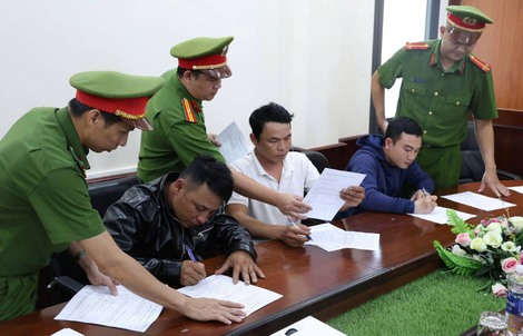 Chôn lấp gần 450 tấn chất thải trái phép ven sông, 3 người bị khởi tố