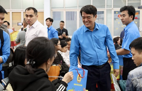 Rộn ràng chuyến tàu nghĩa tình đưa công nhân- lao động về quê đón Tết