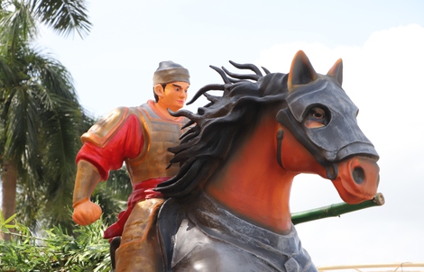Uy nghi hình tượng Thánh Gióng và dàn ngựa vàng ở phía Nam Đà Nẵng