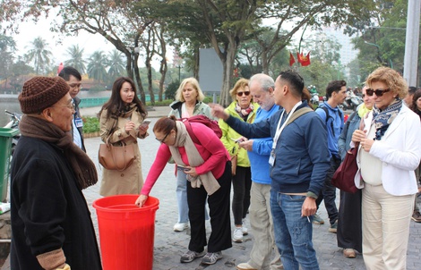 Khách tây thích thú với phong tục thả cá chép tiễn ông Công, ông Táo về trời