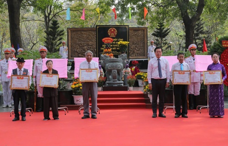 Trao bằng "Tổ quốc ghi công" 49 liệt sĩ Biệt động Sài Gòn - Gia Định