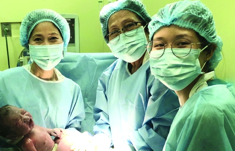 1 gia đình 3 thế hệ bác sĩ sản khoa