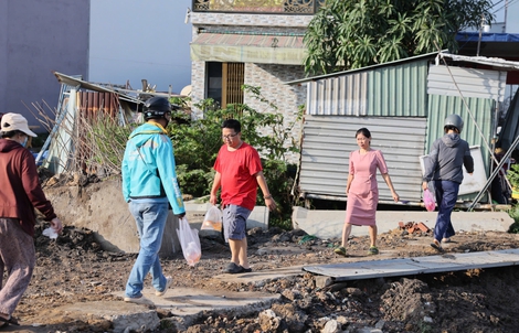 Người dân TP HCM đi thả cá chép từ sáng sớm 23 tháng Chạp