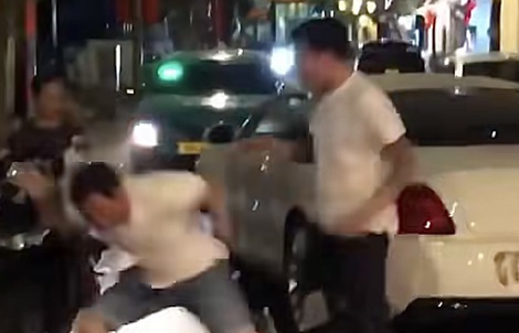 Xác minh nhóm người rượt đuổi, đánh nhau tại giao lộ ở TPHCM