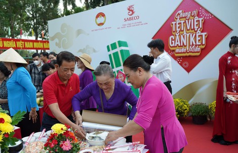 Người dân ba miền đón Tết sớm qua chiến dịch của Sabeco