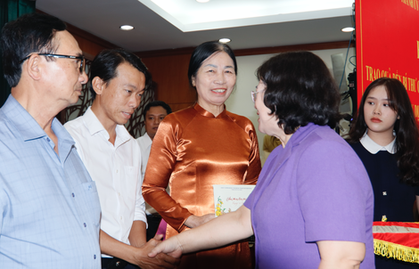 TPHCM dành hơn 1 tỉ đồng tặng quà Tết cho bí thư chi bộ cơ sở