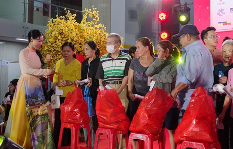 Trao hơn 1,3 tỉ đồng cho người nghèo ăn Tết