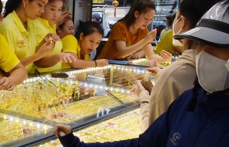 Giá vàng hôm nay 11-2: Đảo chiều sụt giảm mạnh