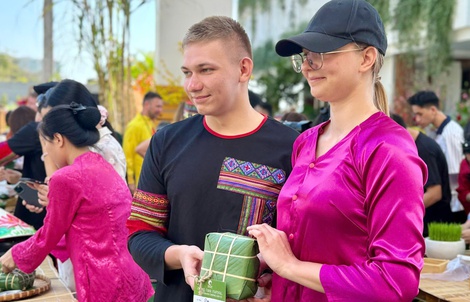 VIDEO: Du khách quốc tế mê Tết Việt, rộn ràng gói bánh chưng ở Mũi Né