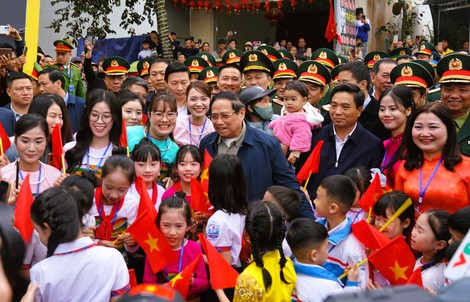 Thủ tướng dự lễ khởi công trường liên cấp, tặng quà công nhân ở Thanh Hóa