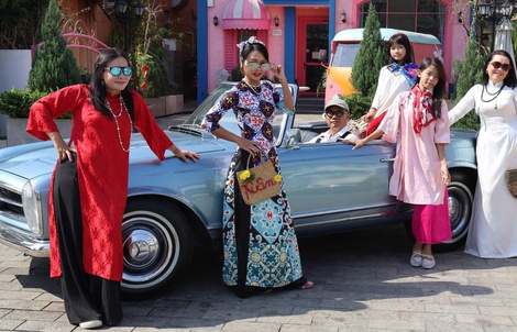 Hóa thân “Cô Ba Sài Gòn” bên dàn xe cổ, miễn phí tham quan