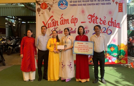 Clip: Trao quà Tết cho học sinh Trường Giáo dục Chuyên biệt Thảo Điền