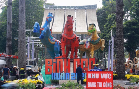 Lộ diện "Tam mã" rực sắc tại Hội hoa xuân TPHCM