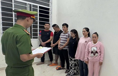 Vác kiếm chém loạn xạ giữa phố biển, 5 người bị khởi tố