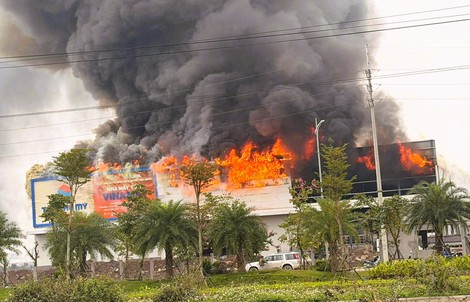 Cháy lớn tại cụm công nghiệp ở Ninh Bình, cột khói bốc cao hàng chục mét