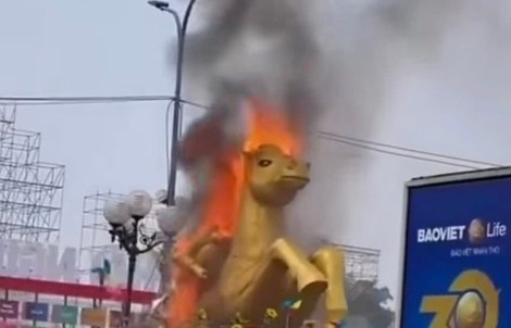 VIDEO: Linh vật ngựa bất ngờ bốc cháy tại quảng trường đông người