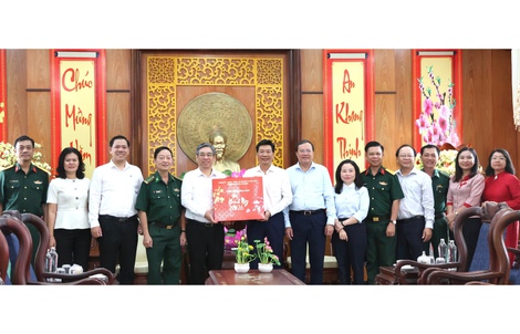 TPHCM chúc Tết, trao hơn 2 tỉ đồng chăm lo an sinh tại tỉnh Tây Ninh