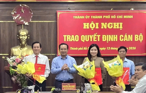 Trao quyết định về công tác cán bộ tại phường đông dân nhất TPHCM