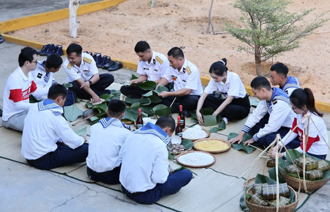 Tết về trên biển Đông: Ấm áp tình quân dân