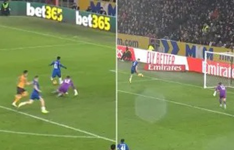 Chelsea bỏ lỡ 2 pha bóng “khó tin nhất mùa”