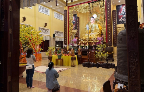 Cuối năm, nhiều người dân TPHCM chọn đi chùa
