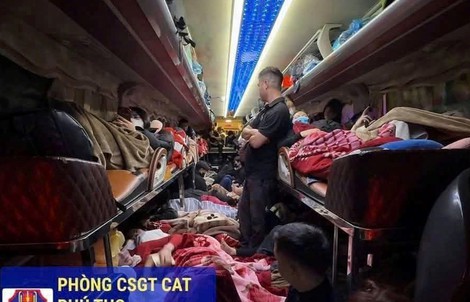 73 hành khách chen chúc nhau trên xe khách 22 chỗ