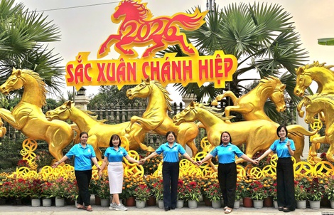 Dàn linh vật ngựa mang thông điệp "mã đáo thành công" tại phường Chánh Hiệp, TPHCM