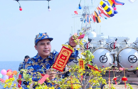 Sắc xuân trên boong tàu giữa Ấn Độ Dương