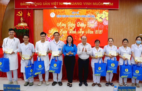 Thành ủy và LĐLĐ TP Cần Thơ thăm, tặng quà đoàn viên, công nhân trực đêm giao thừa