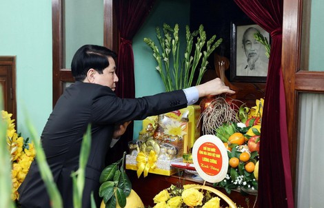 Chủ tịch nước Lương Cường dâng hương tưởng niệm Chủ tịch Hồ Chí Minh tại Nhà 67 và Bắc Bộ Phủ