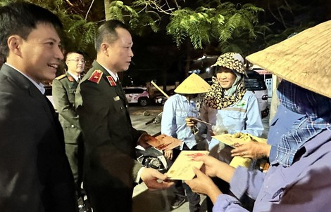 Giám đốc Công an Thanh Hóa kiểm tra trực Tết, lì xì công nhân môi trường làm nhiệm vụ