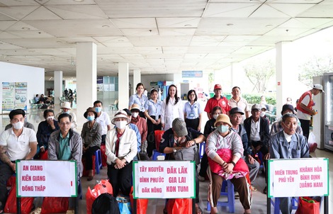 Những hành khách đặc biệt trên chuyến xe ấm áp