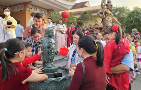 Dòng người ken đặc xếp hàng đi lễ chùa Hoằng Pháp