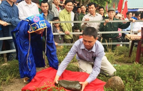 Chuyện cả bản "rước" hòn đá thiêng để xin vía đầu năm mới