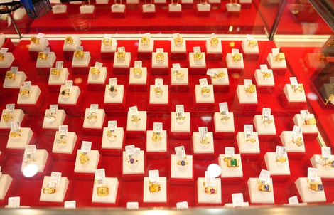 Tối mùng 1 Tết, giá vàng giảm rất mạnh