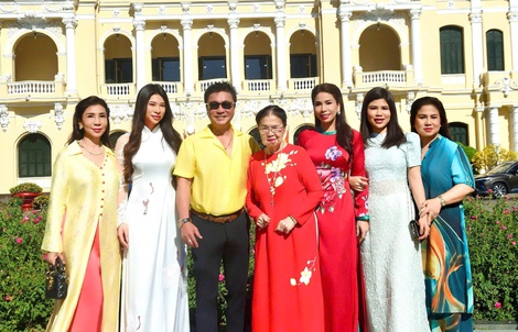 Ba thế hệ gia đình nhà Lý Hùng - Lý Hương du xuân