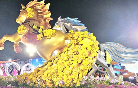 TPHCM: Linh vật ngựa sải bước giữa ngân hà và Thánh Gióng cưỡi ngựa sắt phun lửa