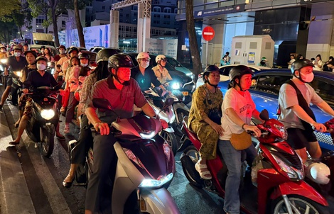 Đường phố trung tâm TPHCM "kẹt cứng" người tối mùng 2 Tết