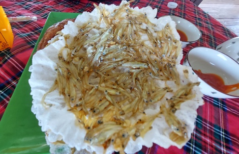 Đặc sản bánh tráng cá cơm ở vùng biên viễn