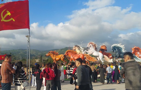 Nườm nượp người đến check-in đàn linh vật ngựa ở Quảng Trị