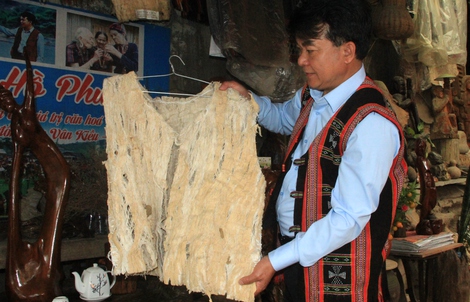 Trang phục cổ xưa làm bằng vỏ cây hiếm thấy