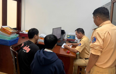 Xử lý thanh niên bốc đầu xe máy để quảng cáo cho tiệm sửa xe