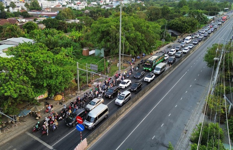 Cửa ngõ miền Tây mùng 5 Tết: Quốc lộ 1 ùn ứ, cao tốc quá tải
