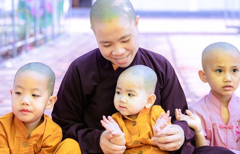 "Người mẹ" của hàng chục đứa trẻ mồ côi ở ngôi chùa nơi cửa biển