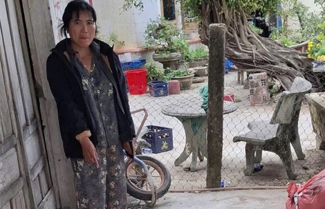 Đang cầm cái đánh "bầu cua" ăn tiền, người phụ nữ bị bắt giữ