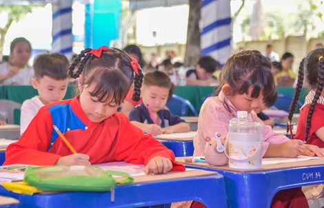 Con đoàn viên, người lao động thích thú với hội thi vẽ tranh vào ngày Tết