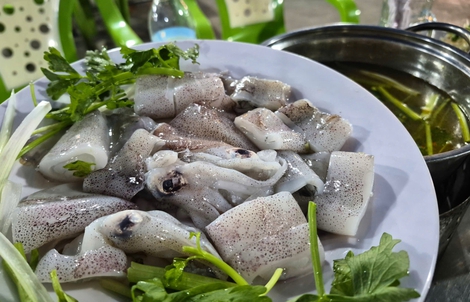 Lẩu mực Đại Lãnh níu chân khách gần xa