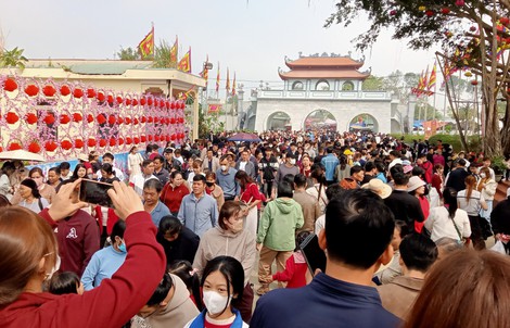 Hàng vạn du khách đổ về ngôi đền thiêng dưới chân núi Nưa xin "nước thánh"